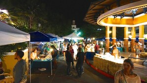 Ein Markt im Freien mit verschiedenen Ständen und Besuchern.