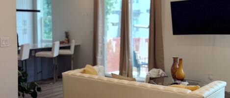 Tabla de planchar con plancha, wifi y ropa de cama