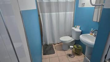Secadora de cabello, toallas, shampoo, papel de baño