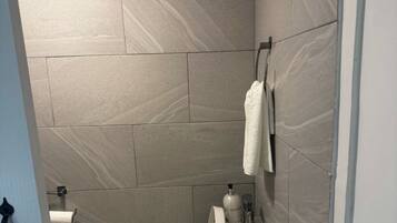 Een douche, handdoeken