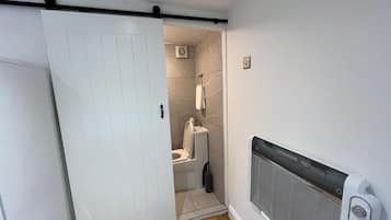 Een douche, handdoeken