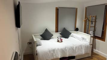 Een strijkplank/strijkijzer, wifi, beddengoed