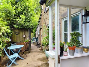 Outdoor dining - Tranquil Riverside Forest  Cottage in Lydbrook (Lydbrook)