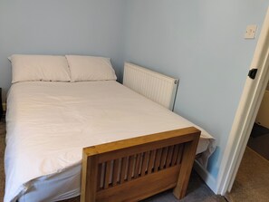 2 bedrooms, iron/ironing board, bed sheets - Tranquil Riverside Forest  Cottage in Lydbrook (Lydbrook)