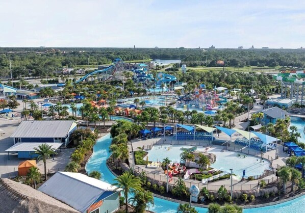 Ein Wasserpark mit mehreren Pools, Rutschen und einem großen Wellenbecken.