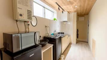 Basic Twin Room, Non Smoking (201) | Private kitchen | Full-size fridge, microwave, stovetop, electric kettle