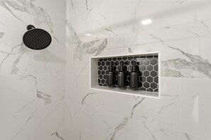 Secador de cabelo, toalhas de banho, sabonete, papel higiênico