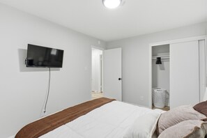 3 bedrooms, iron/ironing board, WiFi, bed sheets - Wonderful 3-bedroom house with fire pit in friendly Greensboro neighborhood (Greensboro)
