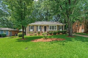 Exterior - Wonderful 3-bedroom house with fire pit in friendly Greensboro neighborhood (Greensboro)