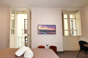 Superior Double Room, Balcony, City View | In-room safe, desk, laptop workspace, soundproofing - Rosa Marina rooms (Cagliari)