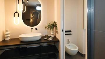 Superior-Doppelzimmer, Balkon, Stadtblick | Badezimmer