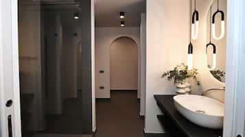 Superior-Doppelzimmer, Balkon, Stadtblick | Badezimmer | Dusche, Haartrockner, Hausschuhe, Handtücher