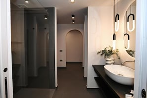 Superior Double Room, Balcony, City View | Bathroom | Shower, hair dryer, slippers, towels - Rosa Marina rooms (Cagliari)