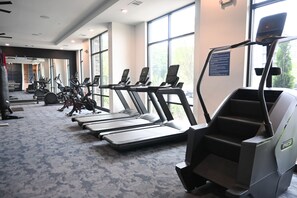 Ein Fitnessstudio mit Laufbändern, Crosstrainern und Steigerungslaufmaschinen.