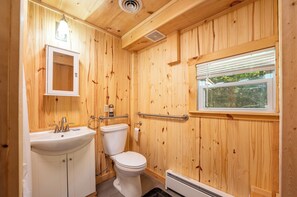 Shower, hair dryer, towels, soap - Ligonier Relaxing Country 2 Bedroom Ranch – Fallen Oak,  
Sauna, Cold Plunge, MC (Ligonier)