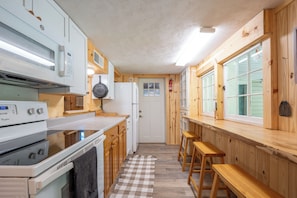 Private kitchen - Ligonier Relaxing Country 2 Bedroom Ranch – Fallen Oak,  
Sauna, Cold Plunge, MC (Ligonier)