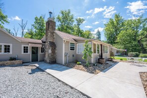 Exterior - Ligonier Relaxing Country 2 Bedroom Ranch – Fallen Oak,  
Sauna, Cold Plunge, MC (Ligonier)