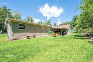 Exterior - Ligonier Relaxing Country 2 Bedroom Ranch – Fallen Oak,  
Sauna, Cold Plunge, MC (Ligonier)