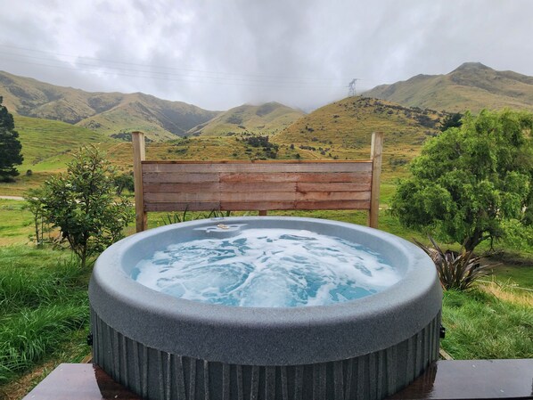 Outdoor spa tub - Geodome Retreat - Fireplace, Hot Tub & Mountain Views + Sauna by the river (Danseys Pass)