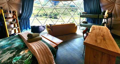 Geodome Retreat - Fireplace, Hot Tub & Mountain Views + Sauna by the river
