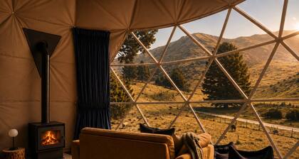 Geodome Retreat - Fireplace, Hot Tub & Mountain Views + Sauna by the river