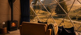 Geodome Retreat - Fireplace, Hot Tub & Mountain Views + Sauna by the river