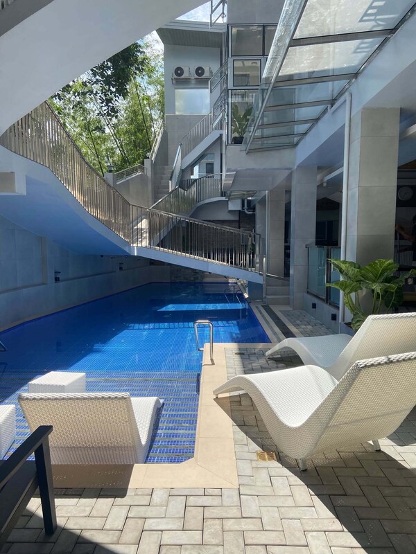 Kuadro Hotel & Suites - Moalboal