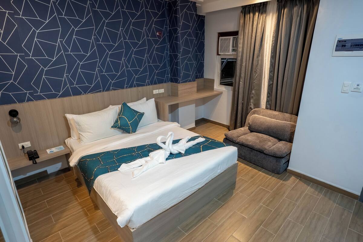 Suite Junior | Minibar, brankas, meja kerja, dan ruang kerja ramah laptop