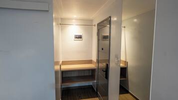 Chambre Familiale, vue ville | Coffres-forts dans les chambres, bureau