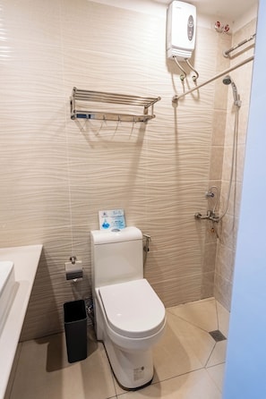 Junior Suite | Bathroom - Kuadro Hotel & Suites (Moalboal)