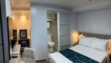 Habitación Premier, vista a la alberca | Caja de seguridad en la habitación y escritorio