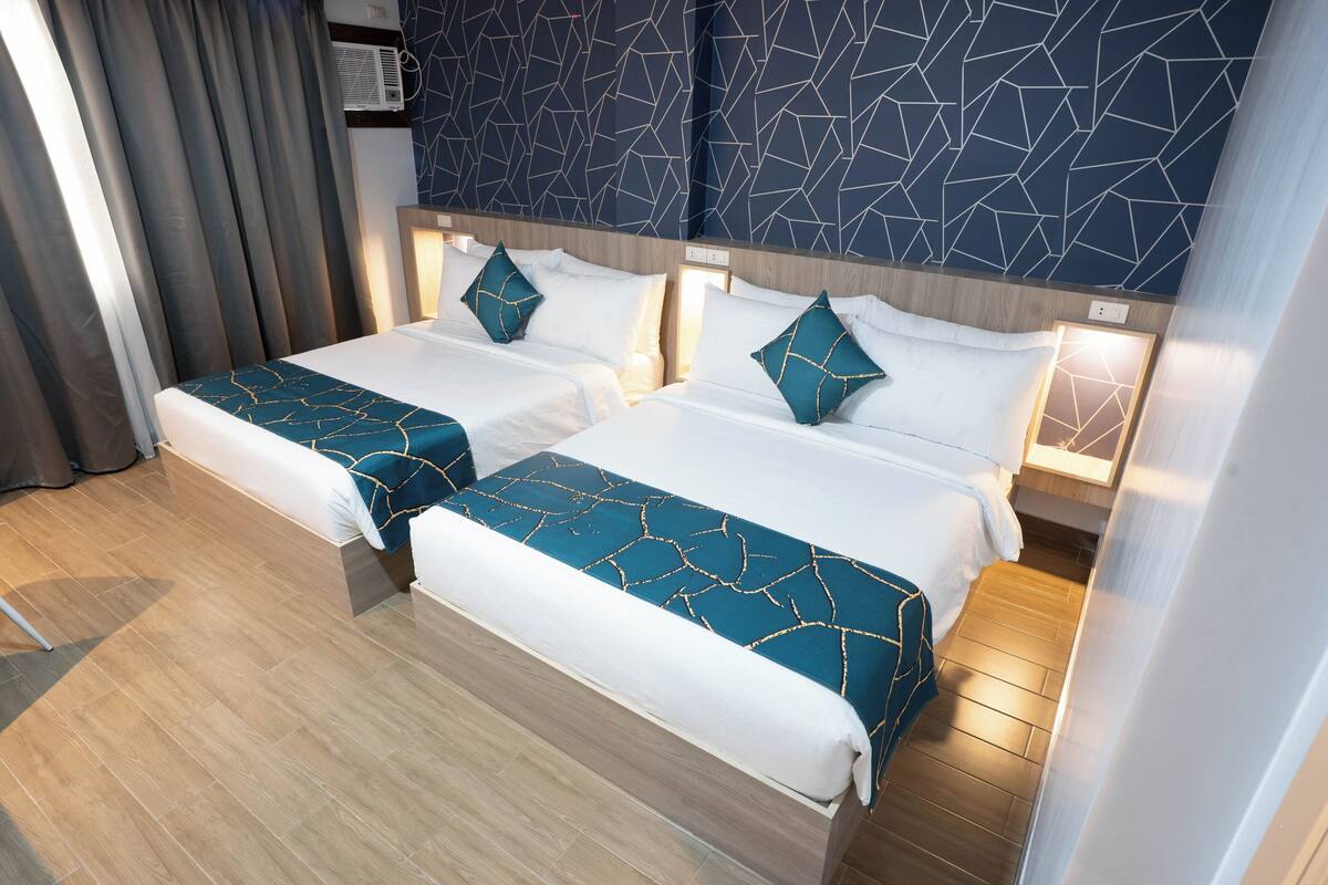 Kamar Double atau Twin Deluks, pemandangan kota | Minibar, brankas, meja kerja, dan ruang kerja ramah laptop