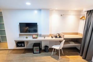 Deluxe Double or Twin Room, City View | Living area - Kuadro Hotel & Suites (Moalboal)