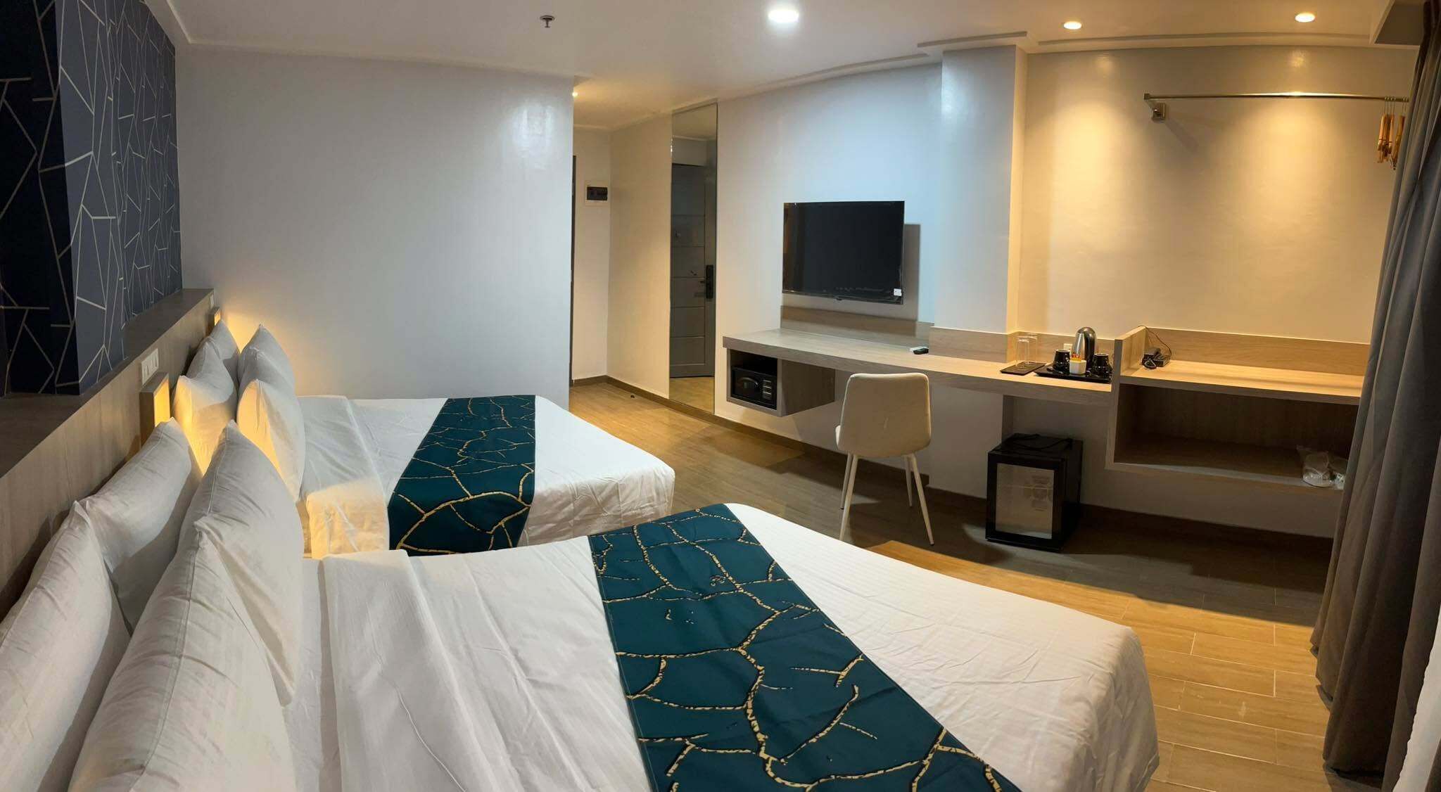 Caja de seguridad en la habitación y escritorio 