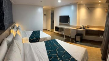Habitación familiar, vista a la ciudad | Caja de seguridad en la habitación y escritorio