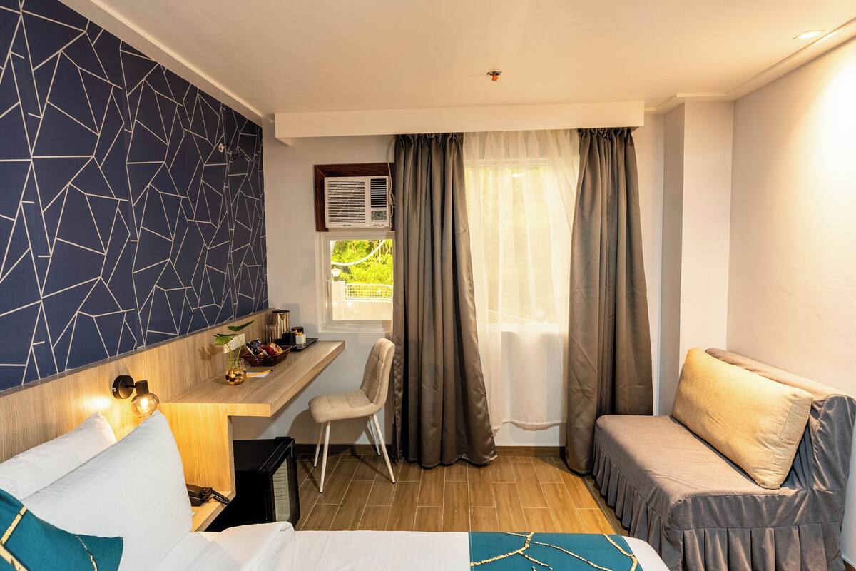 Kamar Premier, pemandangan kolam renang | Minibar, brankas, meja kerja, dan ruang kerja ramah laptop
