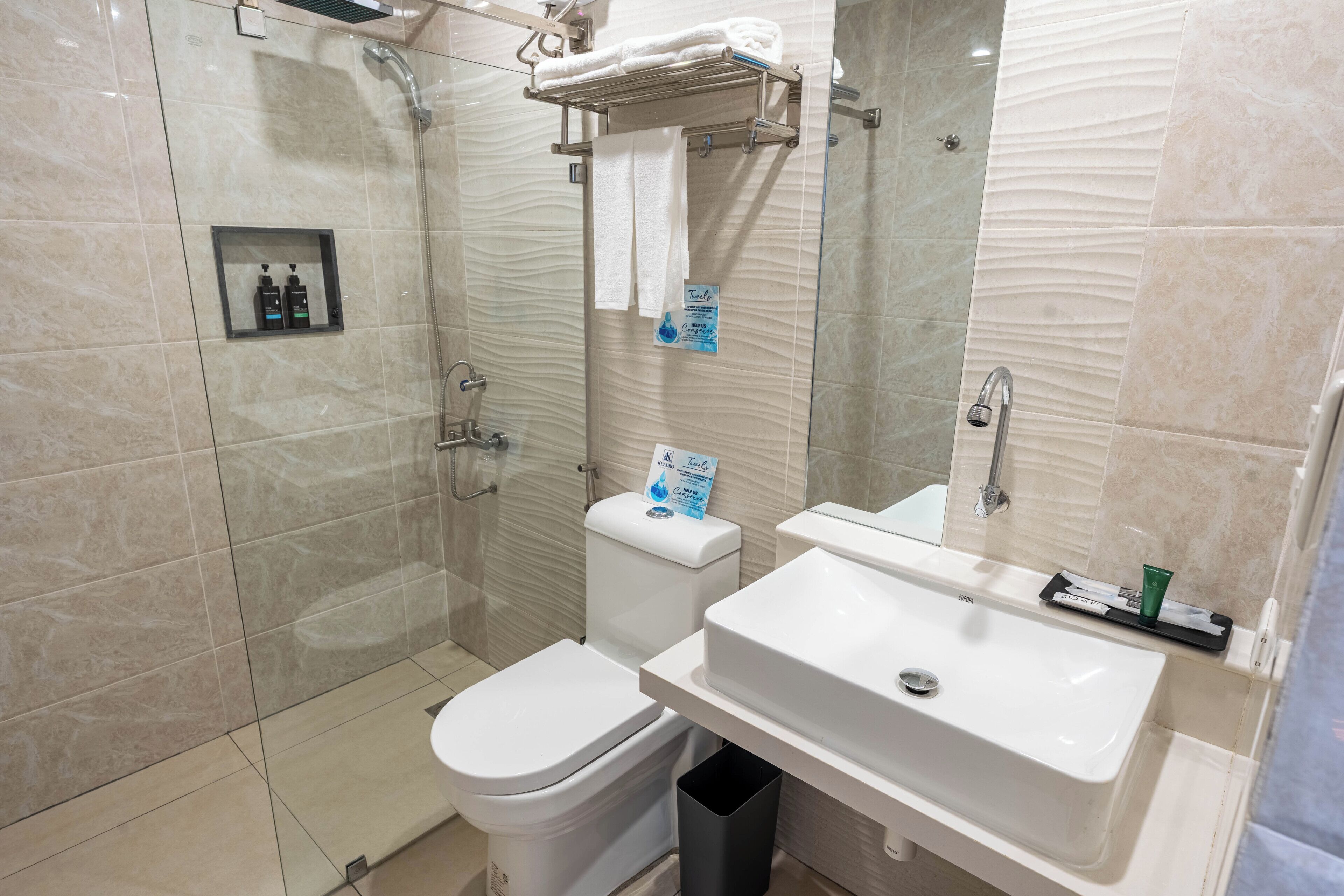 Chambre Deluxe Double ou avec lits jumeaux, vue ville | Salle de bain | Douche, chaussons, serviettes fournies, savon