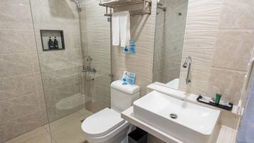 Chambre Deluxe Double ou avec lits jumeaux, vue ville | Salle de bain | Douche, chaussons, serviettes fournies, savon
