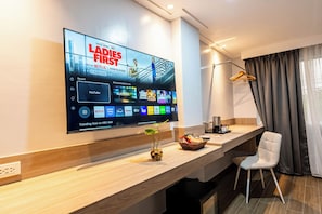 Habitació familiar, vistes a la ciutat | Caixa forta a l'habitació i escriptori 