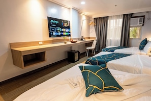 Minibar, caja de seguridad en la habitación y escritorio 