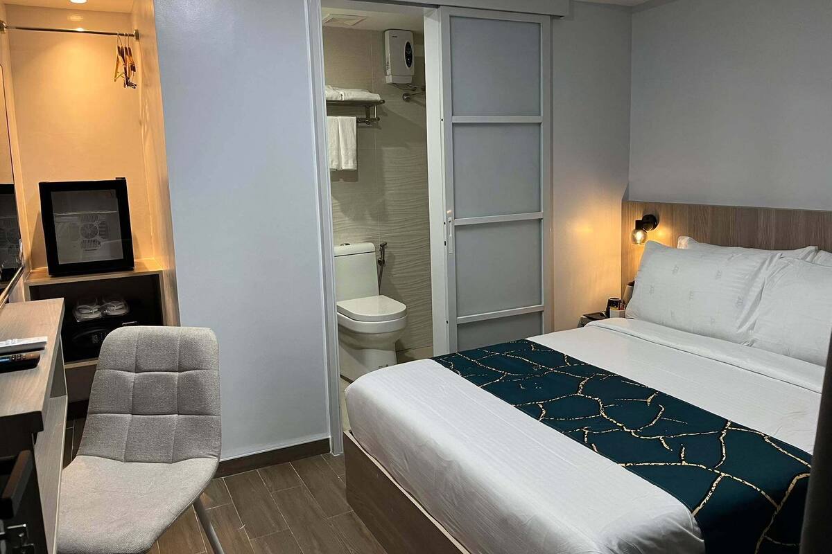 Kamar Deluks, 1 Tempat Tidur Queen | Minibar, brankas, meja kerja, dan ruang kerja ramah laptop
