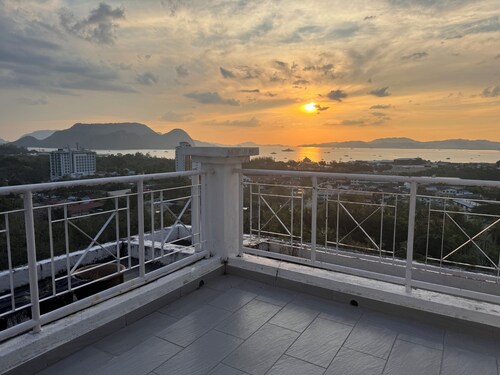Magnificent Sea and Forest Views. Perfect for Families! Halal Unit