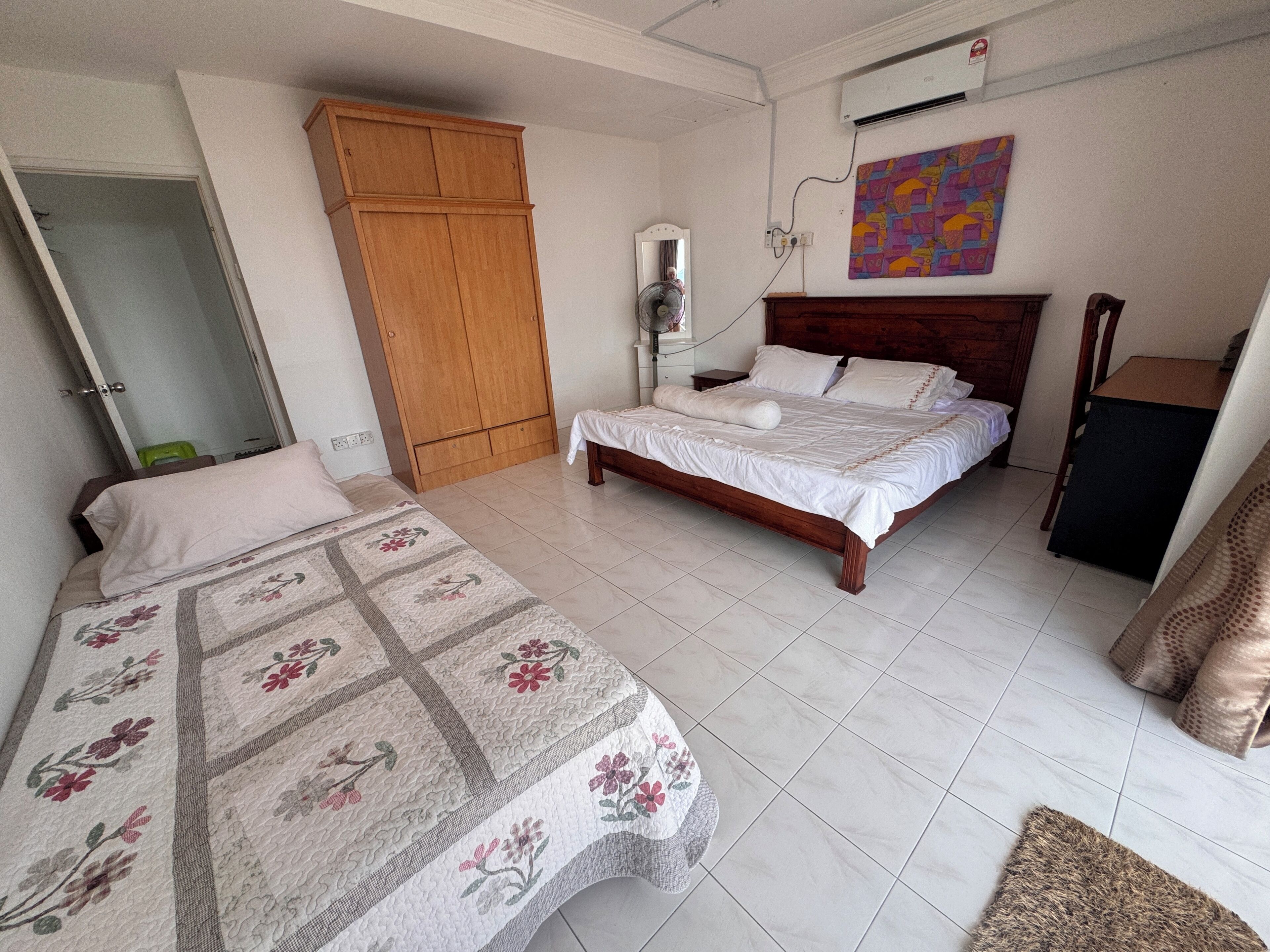 4 bedrooms, iron/ironing board, WiFi, bed sheets