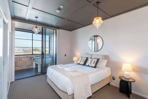 Vibrant 3BR Petone Stay w Foosball & Harbour Views
