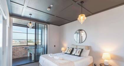 Vibrant 3BR Petone Stay w Foosball & Harbour Views