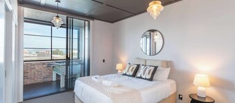 Vibrant 3BR Petone Stay w Foosball & Harbour Views