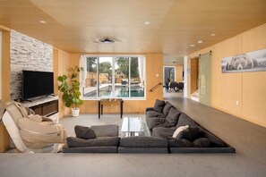 Smart TV, fireplace, video games, table football - Enjoy Your Own Private Pool and Backyard Oasis in Windsor (Windsor)