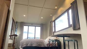 6 bedrooms, desk, iron/ironing board, WiFi (free)
