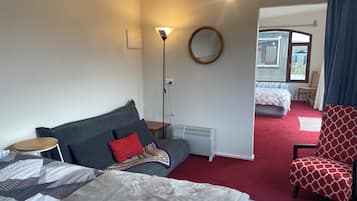 6 bedrooms, desk, iron/ironing board, free WiFi
