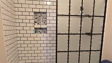 Secadora de cabello, toallas, jabón, papel de baño